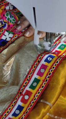 Canlı geleneksel danteller ipek kumaş Chaniya choli 'nin üzerinde altın dantelle eşleştiriliyor, Gujarati Garba için Navratri kıyafetini yakalıyor, gelecek festival sezonuna hazırlanıyor..