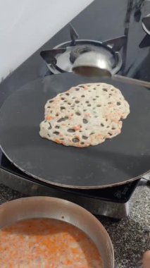 Lezzetli rawa yapıyorlar. Her ısırıkta leziz aroma ve dokuya havuç ve soğan koyarak irmik ve pirinç unu yapıyorlar. Güney Hint yemeği ev yemeği için hazırlanıyor.. 