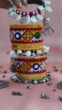 Renkli Gujarati bilezikleri. Aynalı bilezikler, deniz kabukları, kodi ve Navratri için Garba çalarken ya da geleneksel dans ederken. Hint tarzında etnik görünüş için mükemmel el aksesuarları.. 