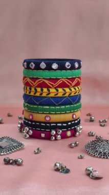 Ayna işi ve ghungroo 'larla süslenmiş el yapımı bilezik yığını. Geleneksel kıyafetler için, Navratri' de garba için ve şenlikli durumlar için mükemmel. Moda el aksesuarları parlayacak 