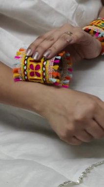 Geleneksel kumaş örtülü, canlı nakışlı ve püsküllü eller Navratri için mükemmel garba kıyafetleri. Hint-batı kıyafeti için eşsiz bir el aksesuarı. Hint el Chuda. 