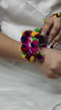 Canlı ponpon kumaş bilezikler, ayna işi, geleneksel kıyafetlere eğlenceli yetenekler, Garba, Navratri ve şenlikli dans gösterileri için mükemmel..