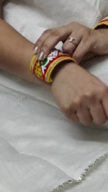 Geleneksel kumaş örtülü, canlı nakışlı ve püsküllü eller Navratri için mükemmel garba kıyafetleri. Hint-batı kıyafeti için eşsiz bir el aksesuarı. Hint el Chuda. 