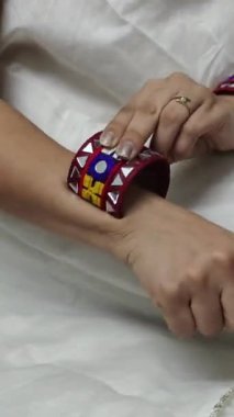 Renkli işlemeli aynalar takan eller canlı renkte bilezikler, Navratri, halk dansları ve geleneksel festival kıyafetleri için mükemmel..