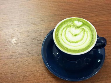 Kızarmış tavuğun iştah açıcı görüntüsü, susam tohumlarıyla kaplı, elle tutulan bir sunumda baharatlı bir yumurta ile servis ediliyor..