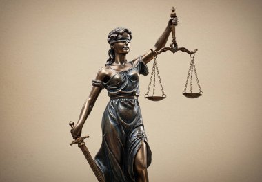 Adaletin bronz heykeli, gözleri bağlı, bir elinde kılıç, diğer elinde pullar. Bu figür adaleti ve hukukun üstünlüğünü temsil ediyor..