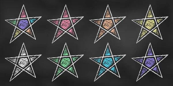在黑板背板上分离的一组不同颜色的设计元素星 写实的粉笔素描 黑板上彩虹符号星的结构蜡笔画套件 — 图库矢量图片