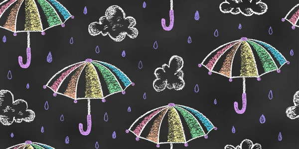 チョークのシームレスなパターンは 暗いBlackboardで虹の傘と雲をスケッチします 現実的なクレヨンで描かれたレインコンポジションの継続的な背景 — ストックベクタ