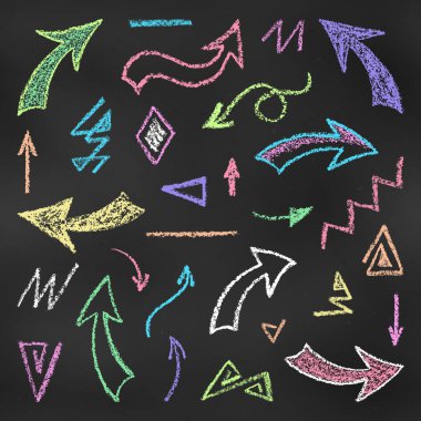 Tebeşir Arkaplanı 'na izole edilmiş Tasarım Elementleri Okları ve Farklı Renklerin Karalamaları. Gerçekçi Tebeşir Çizimi. Kara Tahtaya İşaretler ve Karalamaların Boya Çizimleri.