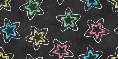 Kara Tahtaya Renkli Yıldızlar Çizimlerinin Sevimli Kusursuz Grunge Şablonu. Chalkboard Arkaplanda Gerçekçi Boya Çizilmiş Yıldızların Sürekli Arkaplanı.