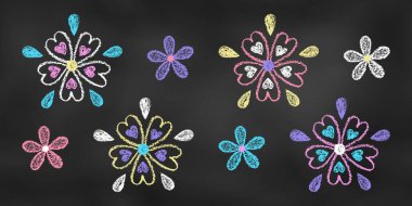 Gerçekçi Tebeşir Çizimi. Tebeşir Arkaplanı 'na dizayn edilmiş çiçek seti. Koyu Tahtaya Farklı Renklerin Bahar Sembollerinin Boya Çizimleri.