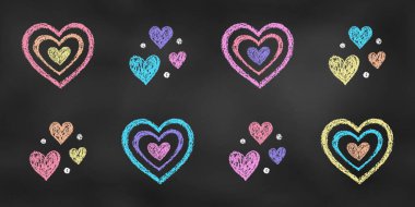 Gerçekçi Tebeşir Çizimi. Renkli Tasarım Elementleri, Kupa Kombinasyonları Chalkboard Arkaplanı 'nda izole edildi. Basit Şekillerin Kara Tahtaya Boya Çizimleri Kiti.