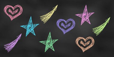 Tebeşir Çizimi Çizimi. Renkli Yıldız, Kalpler ve Oklar dekoru tebeşir tahtası zemininde izole edildi. Karatahtadaki Farklı Renklerin Soyut Sembollerinin Boya Çizimleri.