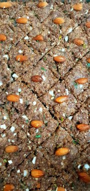 Aile yemeği için kıyma, buğday, sebze, badem ve baharatla pişirilmiş kibbe. Bir internet tarifini takip etmek. 