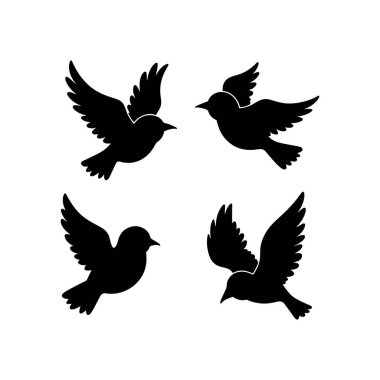 Farklı pozlardaki karga siluetleri duruyor, vıraklıyor ve uçuyor. Korkunç cadılar bayramı silueti, ürkütücü cadılar bayramı karga silueti. Elle çizilmiş hayvanlar silueti.