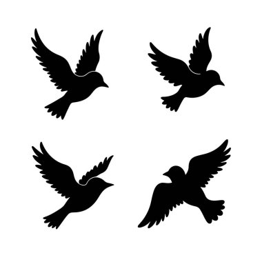 Farklı pozlardaki karga siluetleri duruyor, vıraklıyor ve uçuyor. Korkunç cadılar bayramı silueti, ürkütücü cadılar bayramı karga silueti. Elle çizilmiş hayvanlar silueti.