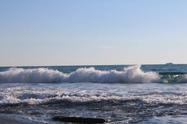 Kayacik Denizi 'ndeki Beyaz Dalgalar. Yüksek kalite fotoğraf