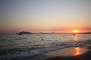 Denizin üzerinde altın gün batımı. Yüksek kalite fotoğraf