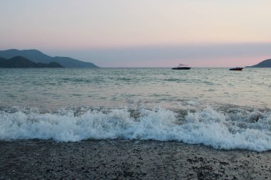 Dalgalı deniz kayaların üzerinde. Yüksek kalite fotoğraf