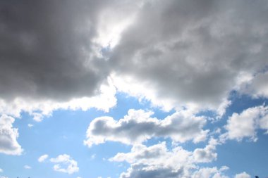 Gökyüzünde muhteşem renkli bulutlar görünüyor. Yüksek kalite fotoğraf