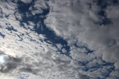 Mavi gökyüzünde muhteşem bir bulut manzarası. Yüksek kalite fotoğraf