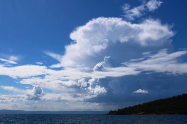 Denizin üzerindeki muhteşem bulut manzarası. Yüksek kalite fotoğraf