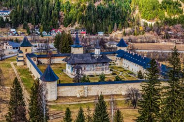 Rusya dağlarındaki kutsal üçlünün kutsal ruhu manastırı.