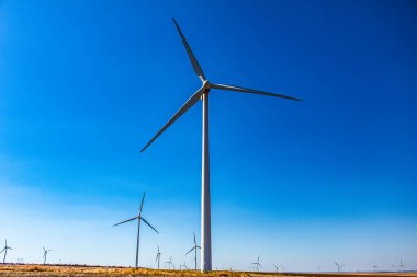 Tarladaki yel değirmeni