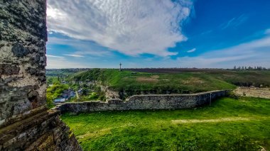 Kale duvarları ve duvarlar görünüyor.