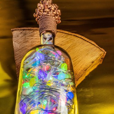 Işıkların arkasında Noel ağacı süslemesi, Noel oyuncakları.