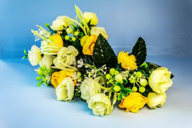 Beyaz arka planda güzel bir buket çiçek.