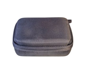 Siyah erkek çantası beyaz arka planda izole edilmiş.