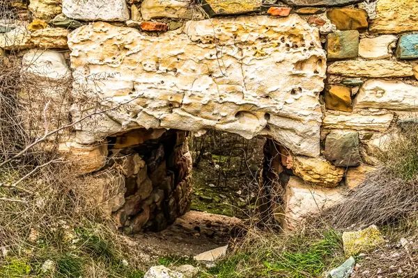 Duvardaki eski ahşap pencere.