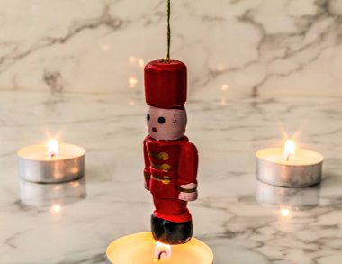 Mum ve ışıklarla süslenmiş Noel süsleri.