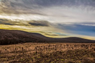 Dağ sırtında gün batımı