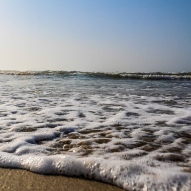 Deniz dalgaları ve kumlu sahil