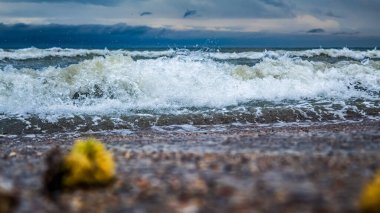 Fırtına bulutlarıyla deniz kıyısı