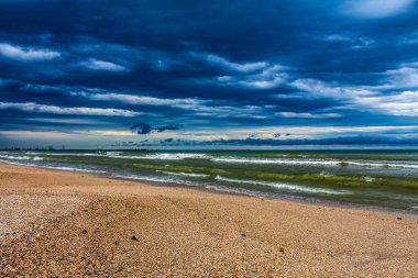 Denizin üzerinde fırtına
