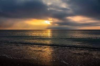 Denizin üzerinde güzel bir gün batımı