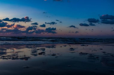 Denizin üzerinde güzel bir gün batımı