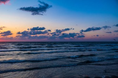 # Bulutların üzerinde renkli bir gün batımı #