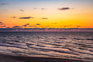 Akşamları denizin üzerinde gün doğumu