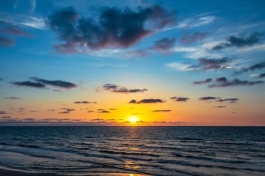 Sahilde gün batımı.