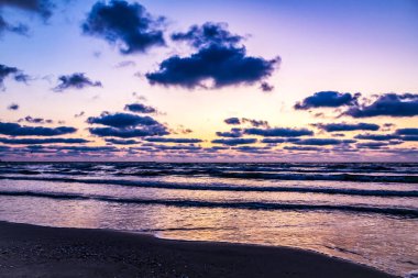 Denizin üzerinde güzel bir gün batımı