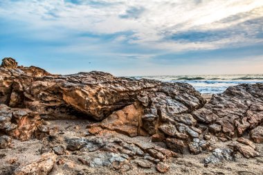 Deniz kıyısındaki taşlar