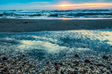 Denizin üzerinde güzel bir gün batımı