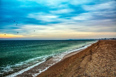 Denizin üzerinde güzel bir gün batımı