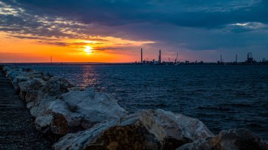 Denizin üzerinde gün batımı