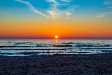 Denizde gün doğumu