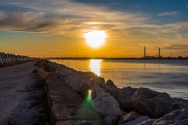 Güneşin denizdeki ışınları